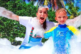 小男孩和妈妈的泡泡大冒险，通过考验后终于赢得了胜利！视频封面