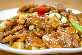 半斤五花肉一把大蒜，做一道好吃又下饭的蒜爆肉，简单还解馋