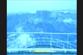 实时拍摄30米巨浪，几乎掀翻大船，太壮观了！