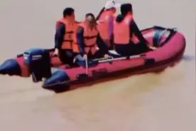 受长江影响，洞庭湖水暴涨倒灌进汨罗江，造成江水倒流的奇异现象视频封面