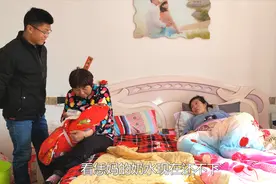 李欣产后3天没奶水，小宝宝饿的哇哇叫，婆婆只好先喂点奶粉喝！视频封面