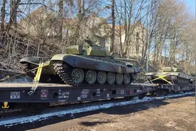 画面曝光!捷克用火车向乌克兰运送坦克及步兵战车 成北约首个国家视频封面