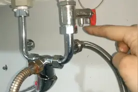 电热水器泄压阀上的小孔老是滴水是怎么回事，师傅教你如何解决视频封面