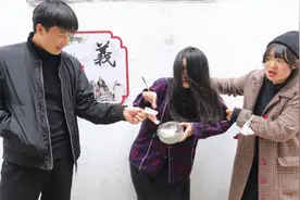 短剧：小七没钱买粘土，无奈扮成乞丐玩套路，没想有人向妈妈告状视频封面