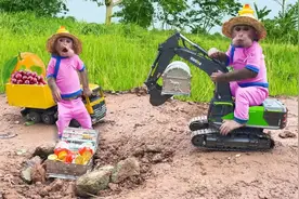 猴猴开挖掘机挖出宝藏，快来看看里面有什么？视频封面