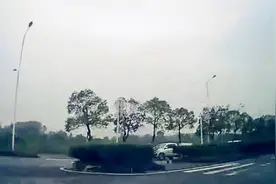 行车仪画面！新手司机转弯方向盘打少了想刹车 结果误踩油门闯祸视频封面