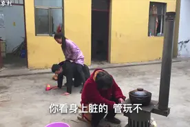 农村小伙把媳妇惹恼了，小伙被按倒在地上当马骑，婆婆笑笑不说话视频封面