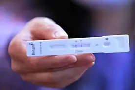 感染新冠不发烧，意味着免疫力更强？这些误区一定要知道视频封面