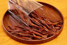 在家用鸡肉也能做风干肉，配料做法简单，和牛肉干一样劲道又拉丝