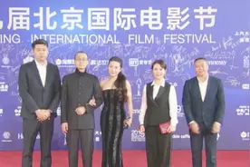 《冬去冬又来》北影节走红毯片段，颜丙燕长裙造型惹眼视频封面