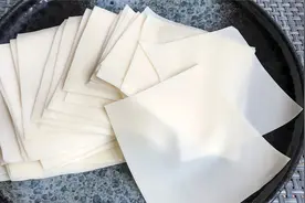 馄饨皮不要出去买了，教你纯手工擀馄饨皮，张张透明薄如纸还不破