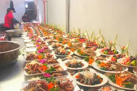 农村的酒席越来越好了，凉菜摆盘比大饭店还讲究，视频封面