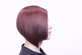 干练的女生短发，后脑勺帅气十足，发型师的技术让人羡慕