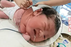 护士给新生儿打针，这反应和想象中不太一样啊，开眼了视频封面