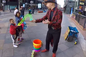 神奇！可以自己动的彩虹圈，网友：咱们玩的是一个彩虹圈吗