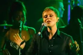 白人灵魂歌后Lisa Stansfield丽莎史坦菲尔德⎣永远不会放弃你⎤视频封面