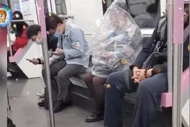 湖北武汉一位女士穿着一个大塑料袋地铁吃香蕉视频封面