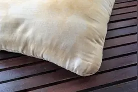 枕套睡久了容易发黄，只需加样东西泡一泡，汗渍黄渍轻松去除视频封面