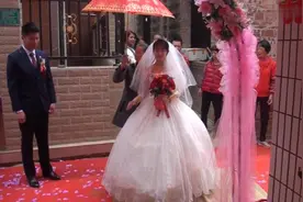 福建一帅哥结婚，新娘下车了，穿着洁白的婚纱，穿金戴银，真漂亮视频封面