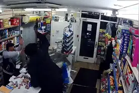 伦敦一商店遭持枪抢劫 店主持续尖叫十几秒当场掀翻货架击退劫匪视频封面