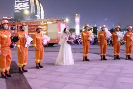 女孩手捧鲜花向消防员男友求婚：你没时间来娶我，那我就来嫁给你视频封面