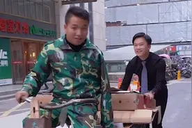 收废品的小伙捐助孤儿院，却被人欺负，好心老板出手相助！视频封面