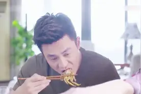 丈母娘瞧不起快递员女婿，故意在菜里放辣椒整他，女儿当场翻脸视频封面