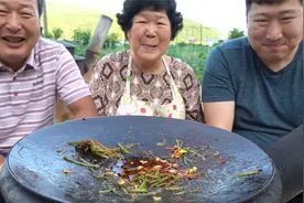 全家一起分享美味的炭烤猪内脏，吃起来香嫩酥脆，满口流油！