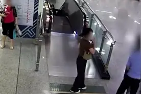 男子出地铁偷摸女乘客胸部后欲逃走被抓 警方：处以5日行政拘留视频封面