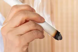 肚子上有两处“止痛穴”，用艾灸一灸，胃暖了浑身都舒服