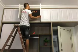 卧室衣柜木工做柜体，柜门定制，装上的效果漂亮极了视频封面
