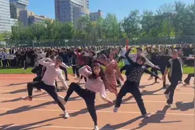舞蹈学院运动会堪比“舞林大会”，班主任出场斗舞嗨翻全场！视频封面