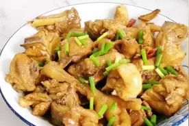 小母鸡这样做，比猪肚鸡还好吃，还养胃暖胃，你学会了吗？