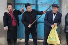 父亲装穷参加儿子婚礼，儿子却说父亲已经去世，幸亏有个好儿媳视频封面