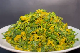 野生荠菜除了用来调饺子馅，还可以这样吃，鲜嫩入味配稀饭是一绝视频封面