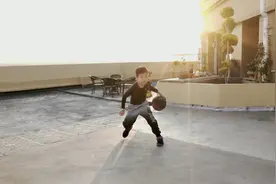 9岁少年的篮球梦，枯燥的反复练习，只有坚持，才会有那一点进步视频封面