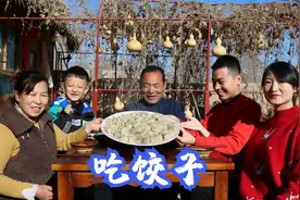 3斤肉，1斤虾仁，今天和老婆包“三鲜饺子”，皮薄肉多，咬开流油