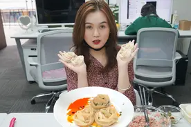 胆子真大，美女竟然在办公室包花朵饺子，味道超级棒视频封面