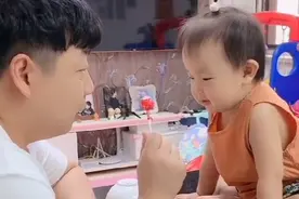 爸爸套路女儿，把棒棒糖放碗里让她猜，结果女儿很聪明视频封面
