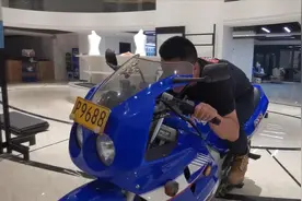 水车警告？这台济南铃木油冷250cc摩托车，当年能换半套房！视频封面