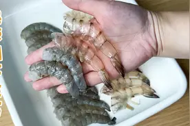 5秒剥虾技巧，轻松脱出完整虾壳，附虾油的做法，拌面拌饭都好吃视频封面