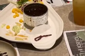 吃饭吃出活体蚯蚓？济南万达一店家：积极调查沟通！官方介入视频封面