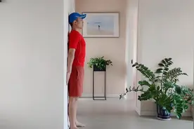 中老年人减肥多练靠墙站立，每天10分钟，体态好，腰背直