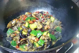 大厨教你爆炒土鸡的家常做法，学会不用去饭店了，美味又下饭视频封面