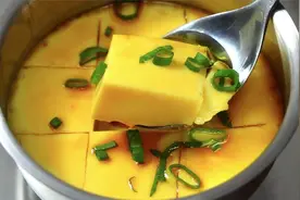 水蒸蛋用热水还是冷水？很多人都做错了，教你一招，滑嫩无蜂窝视频封面