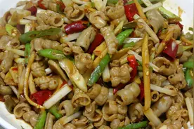 四川名菜“生爆肥肠”的家常做法，麻辣鲜香，开胃下饭，吃过瘾了视频封面