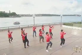 筷子兄弟在悉尼歌剧院前教老外跳《小苹果》！场面堪称混乱！视频封面