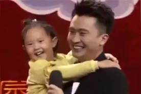 杨帆女儿节目惊艳亮相：在家经常捉弄老爸，这父女俩长得太像了
