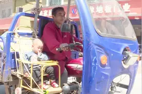 绑在废品车上的“摇篮”！妻女全患精神疾病，7旬老人带娃收废品视频封面