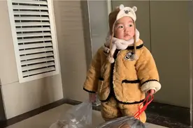 1岁多的女儿脾气大，犟起来谁都不管用，当妈的又气又好笑！视频封面